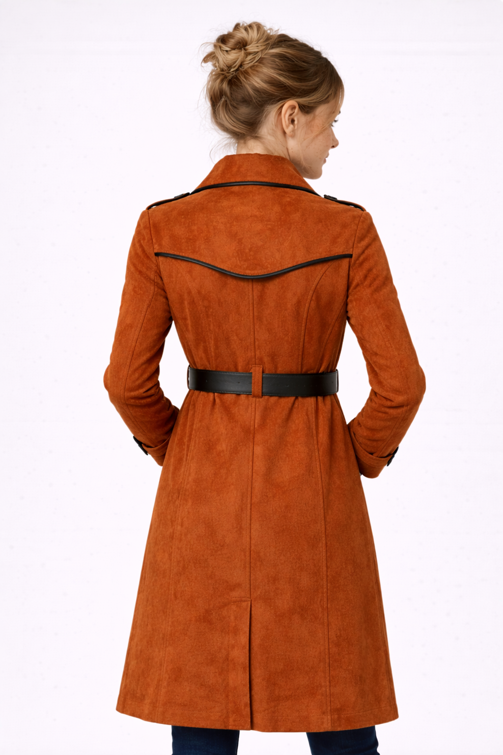 Langer Mantel mit Doppelknopfleiste, Revers aus Wildleder und eleganten schwarzen Details