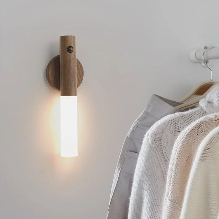 Bewegungsmelder LED Lampe aus Holz 4