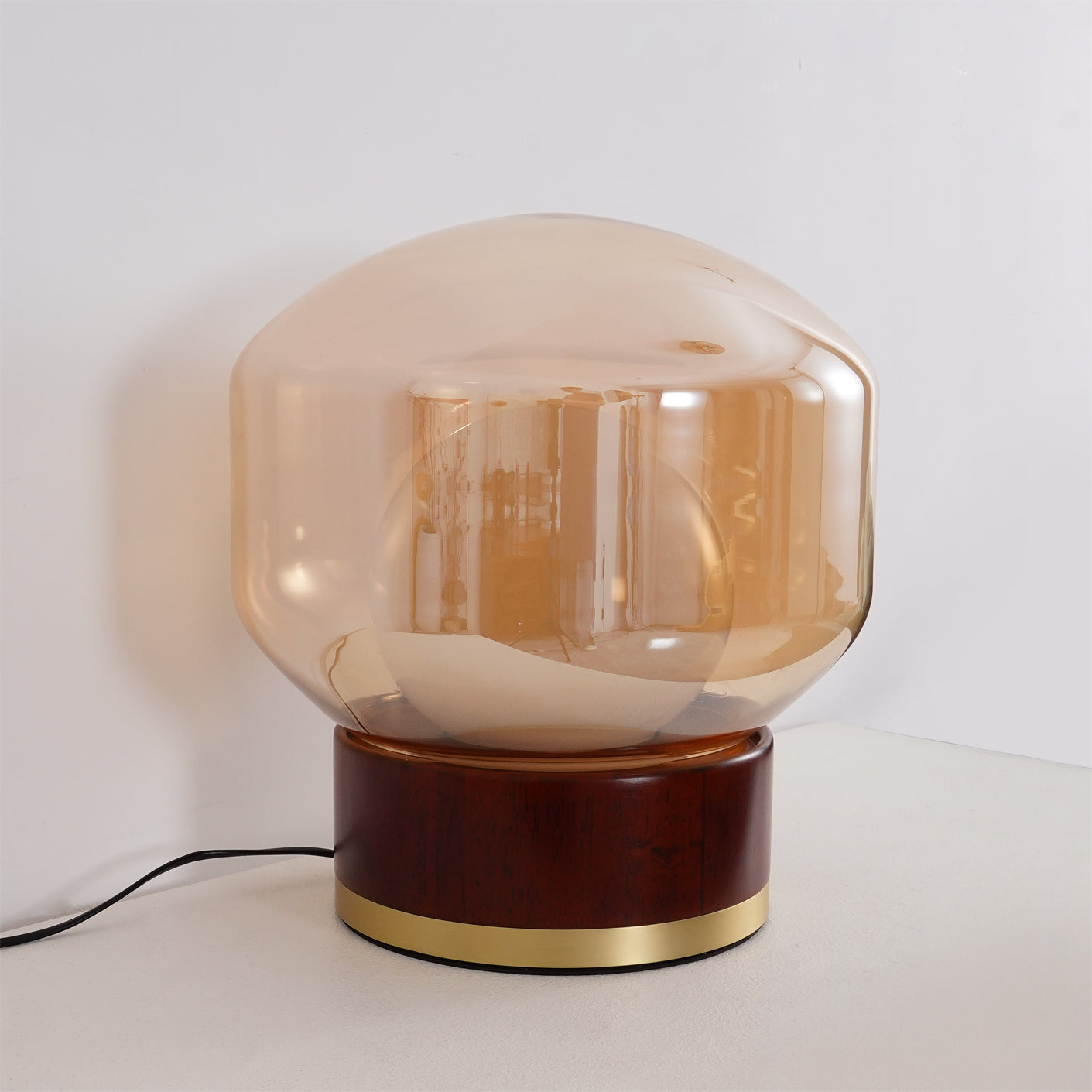 Moderner Tischleuchte mit Metallbasis und Glasschirm | Elegante LED-Beleuchtung