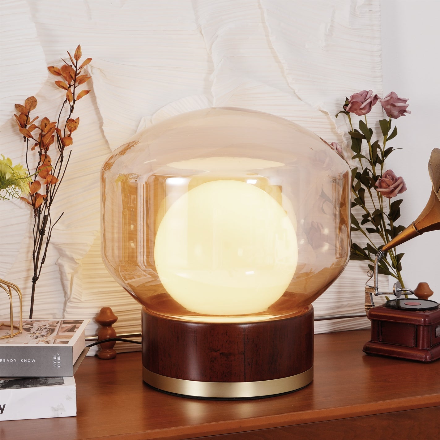 Moderner Tischleuchte mit Metallbasis und Glasschirm | Elegante LED-Beleuchtung