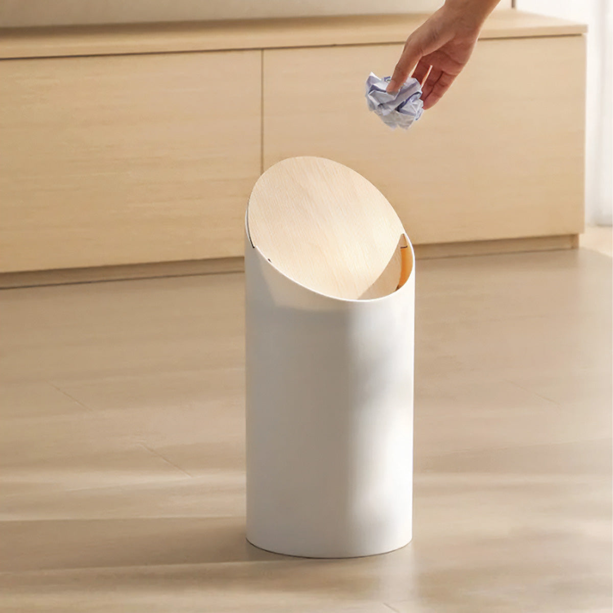 Geneigter Ahorn-Mülleimer – Modernes Holzdesign für eine elegante und stilvolle Abfallentsorgung