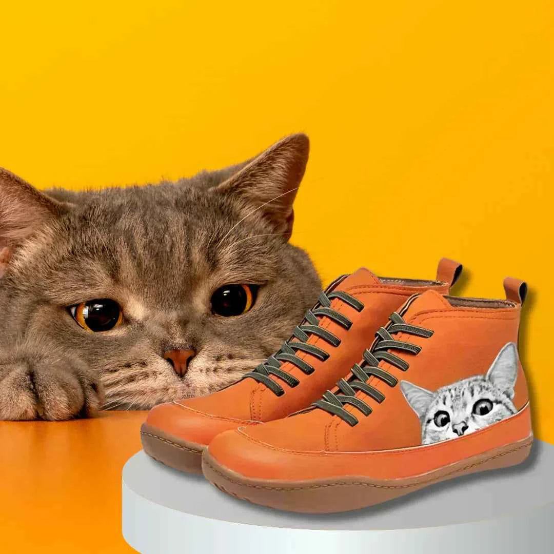 Schicke Lederstiefel mit Katzenmotiv