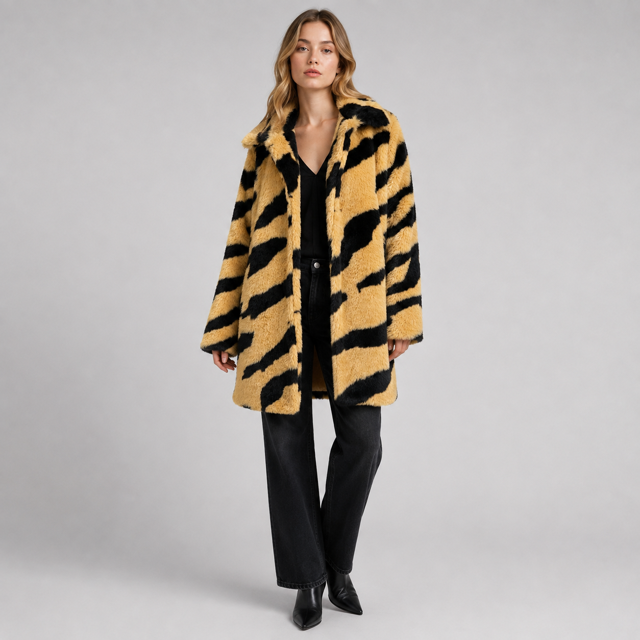 Oversize kappa i fuskpäls med tigerstrimmor för en perfekt stil