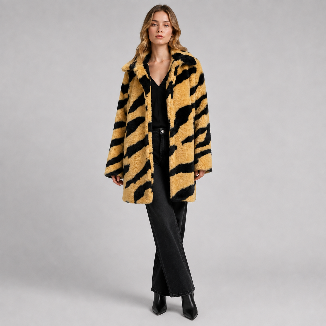 Oversize kappa i fuskpäls med tigerstrimmor för en perfekt stil