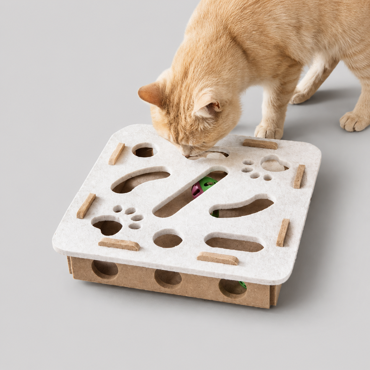 Katzenspielbrett Filz, interaktiv - mit Bällen