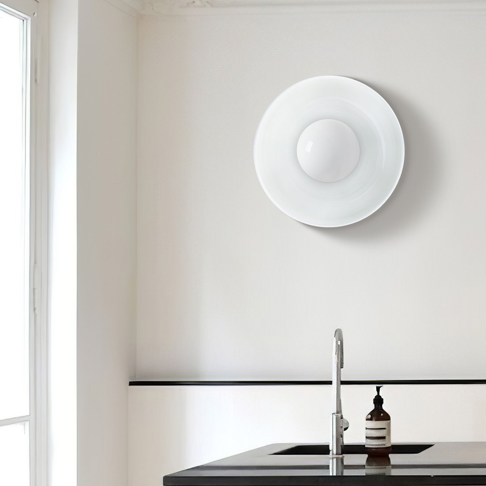 CeramiBlue - Moderne Keramik-Wandlampe mit minimalistischer blauer Beleuchtung