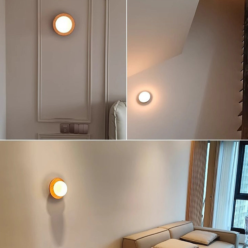 Zeitgenössische Wandapplikation aus Glas mit Holzplatte und eleganter LED-Beleuchtung