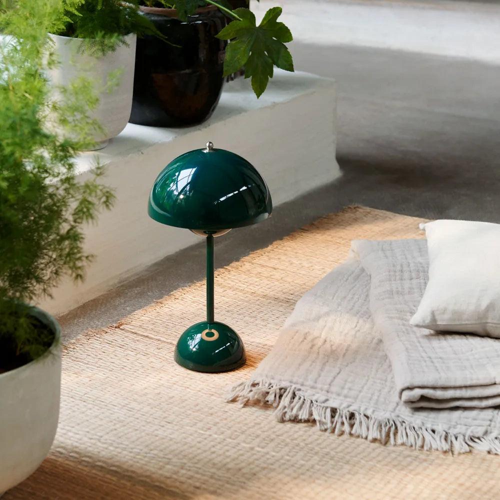 Moderne LED-Tischlampe mit skandinavischer verstellbarer Beleuchtung für eine elegante Atmosphäre