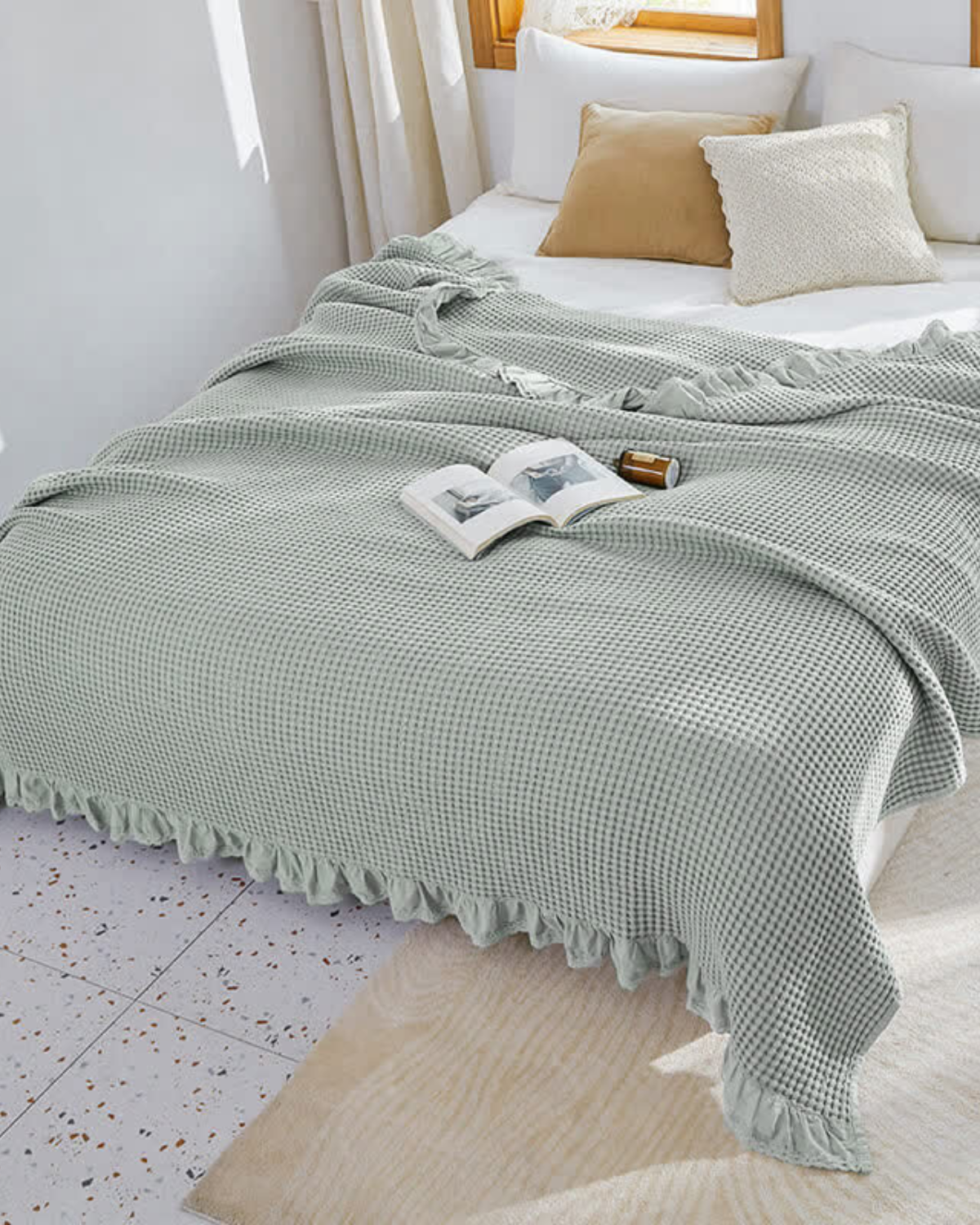 Elegante Kuscheldecke mit Rüschensaum