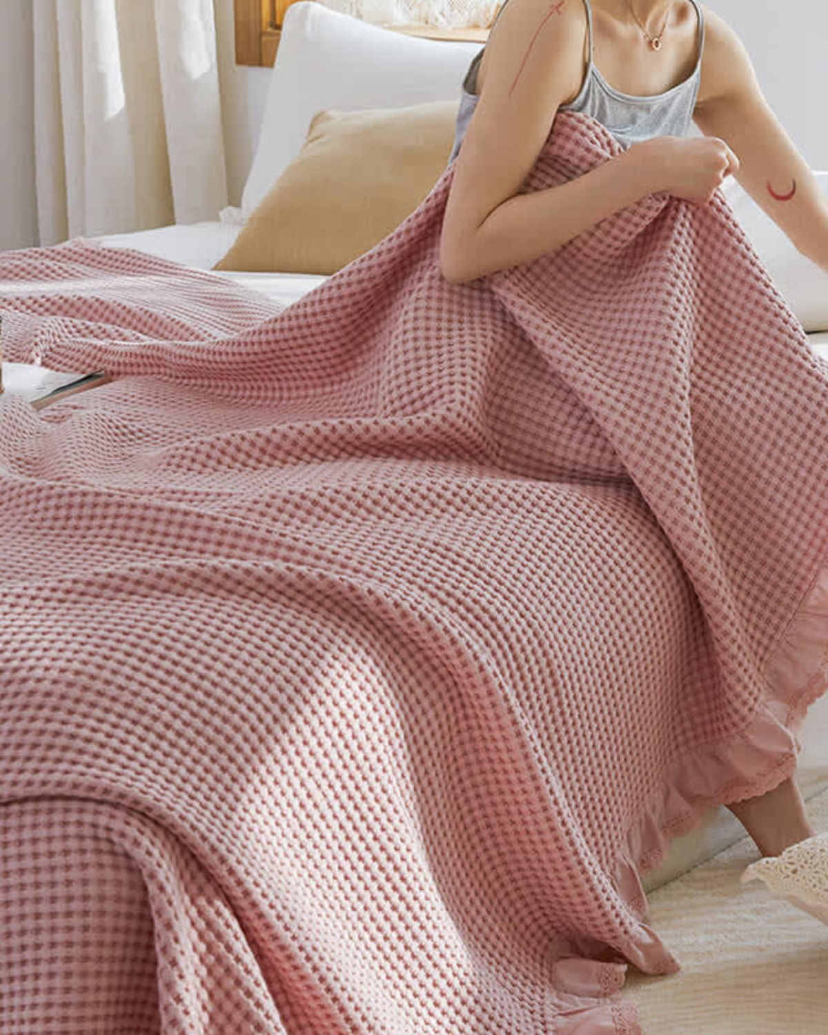 Elegante Kuscheldecke mit Rüschensaum