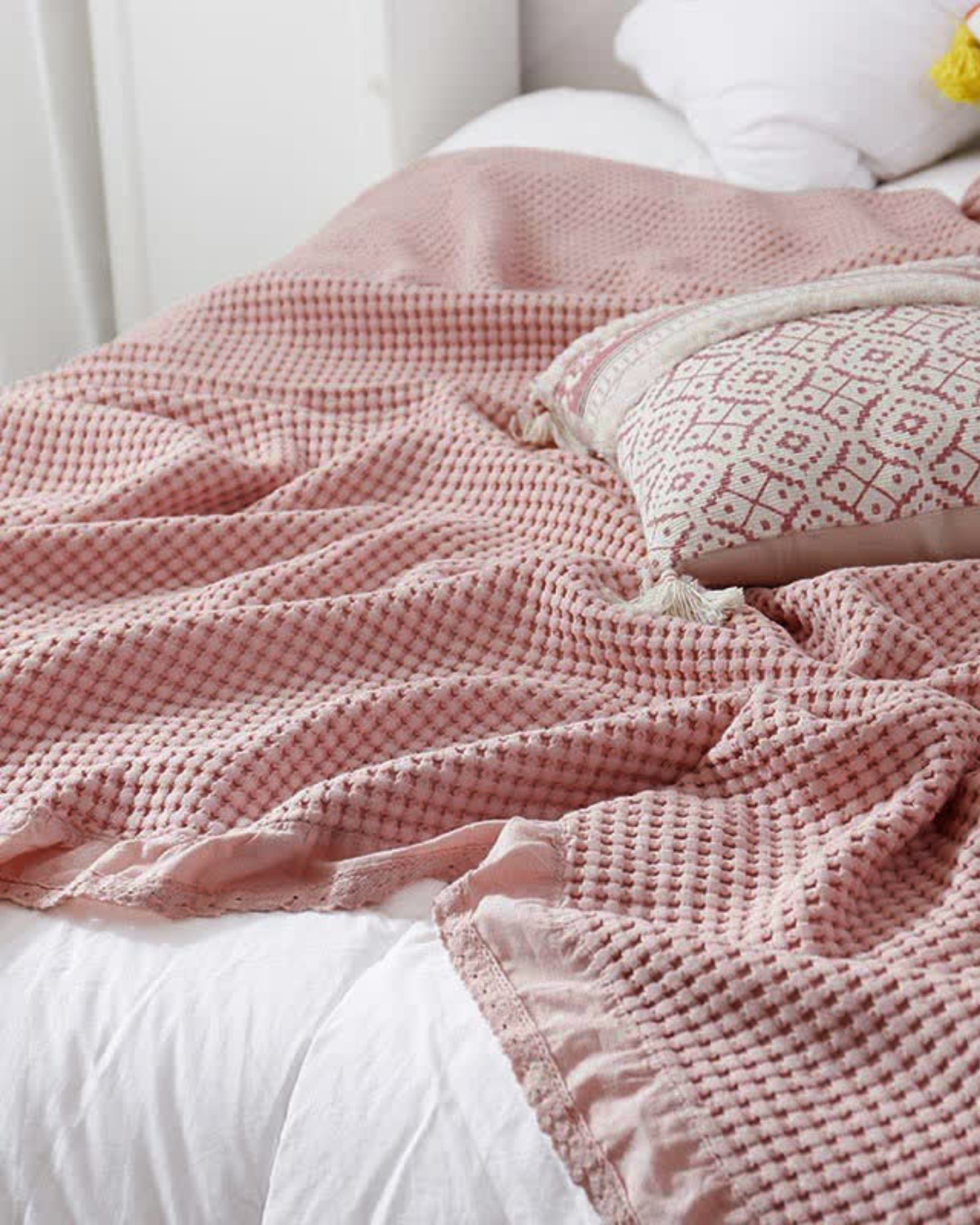 Elegante Kuscheldecke mit Rüschensaum
