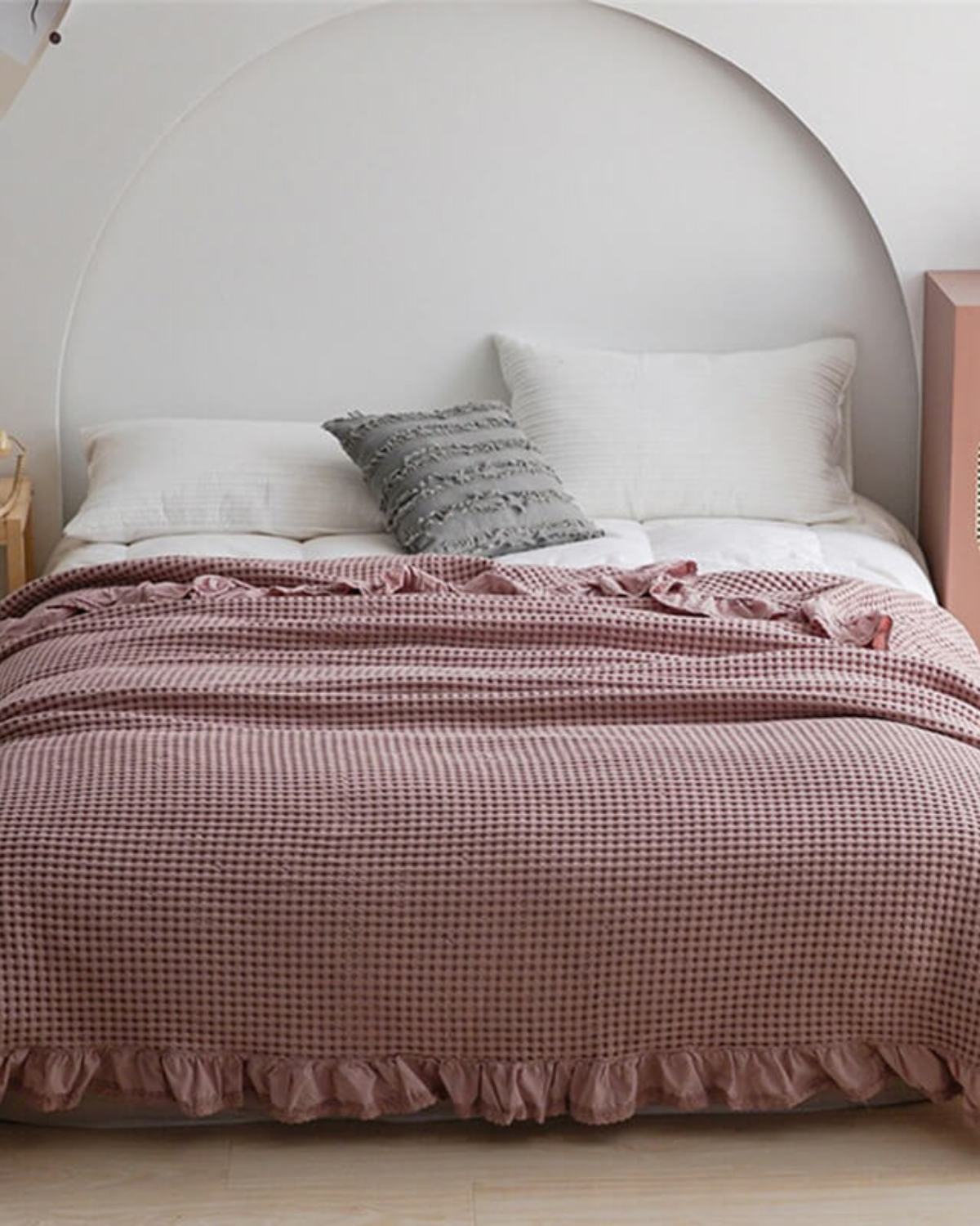 Elegante Kuscheldecke mit Rüschensaum