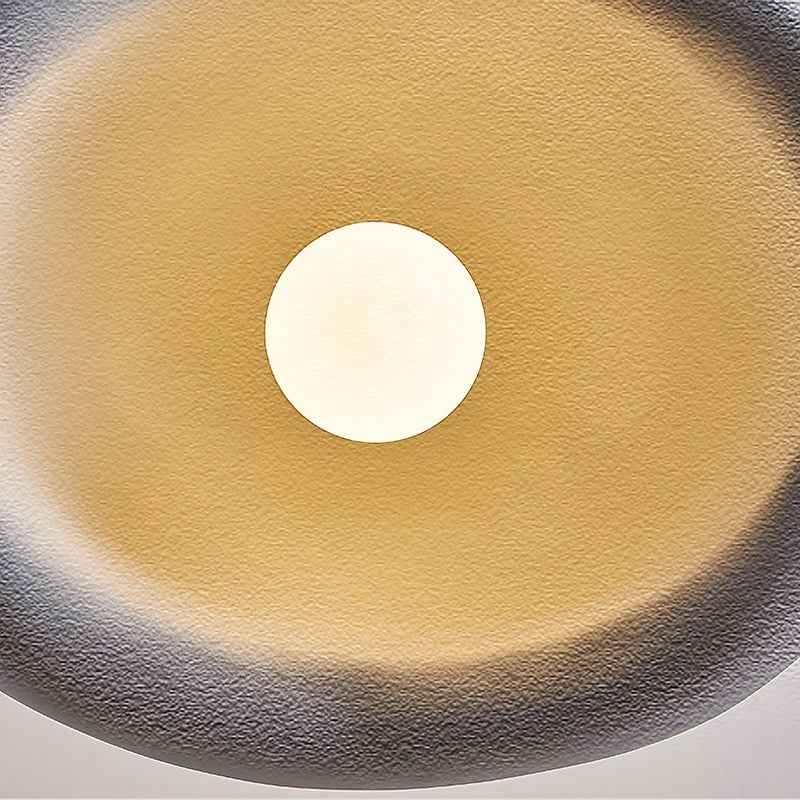 Elegante Pendellampe aus Resin und Metall