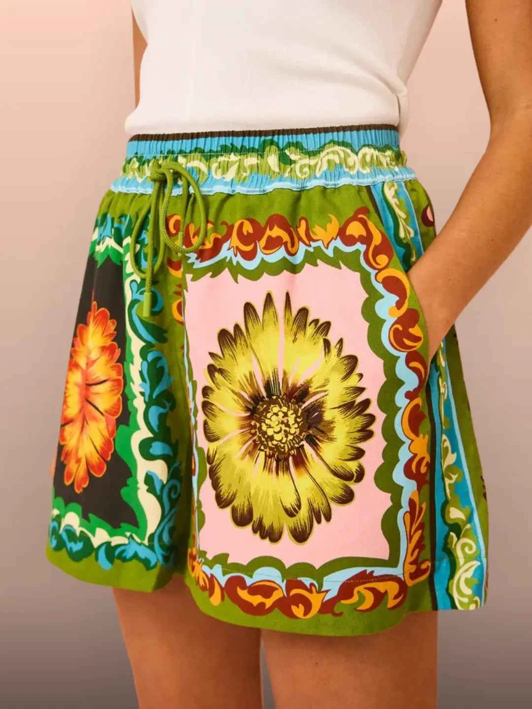 Trendiges Shorts-Set mit Blumenmuster für stilvolle Looks