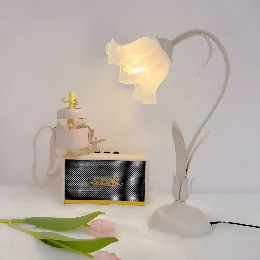 Talia - Elegante Antike Tischlampe mit Fransen Design und Charmvollem Blumenmuster