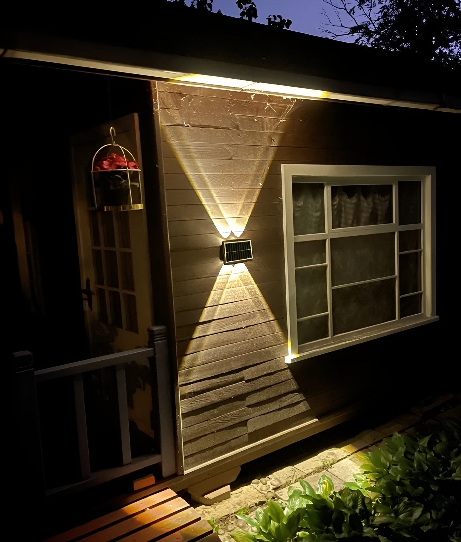Auristia Wasserdichte LED Solar Wandlampe für Außen mit In- und Uplight für Schöne Außenbeleuchtung