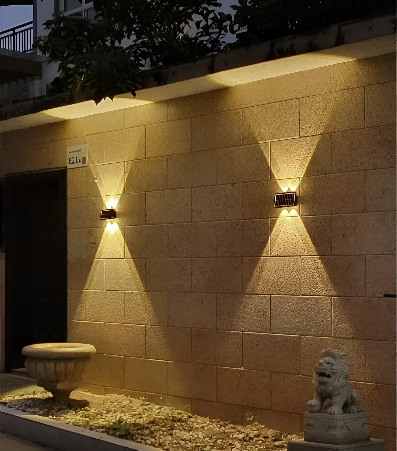 Auristia Wasserdichte LED Solar Wandlampe für Außen mit In- und Uplight für Schöne Außenbeleuchtung