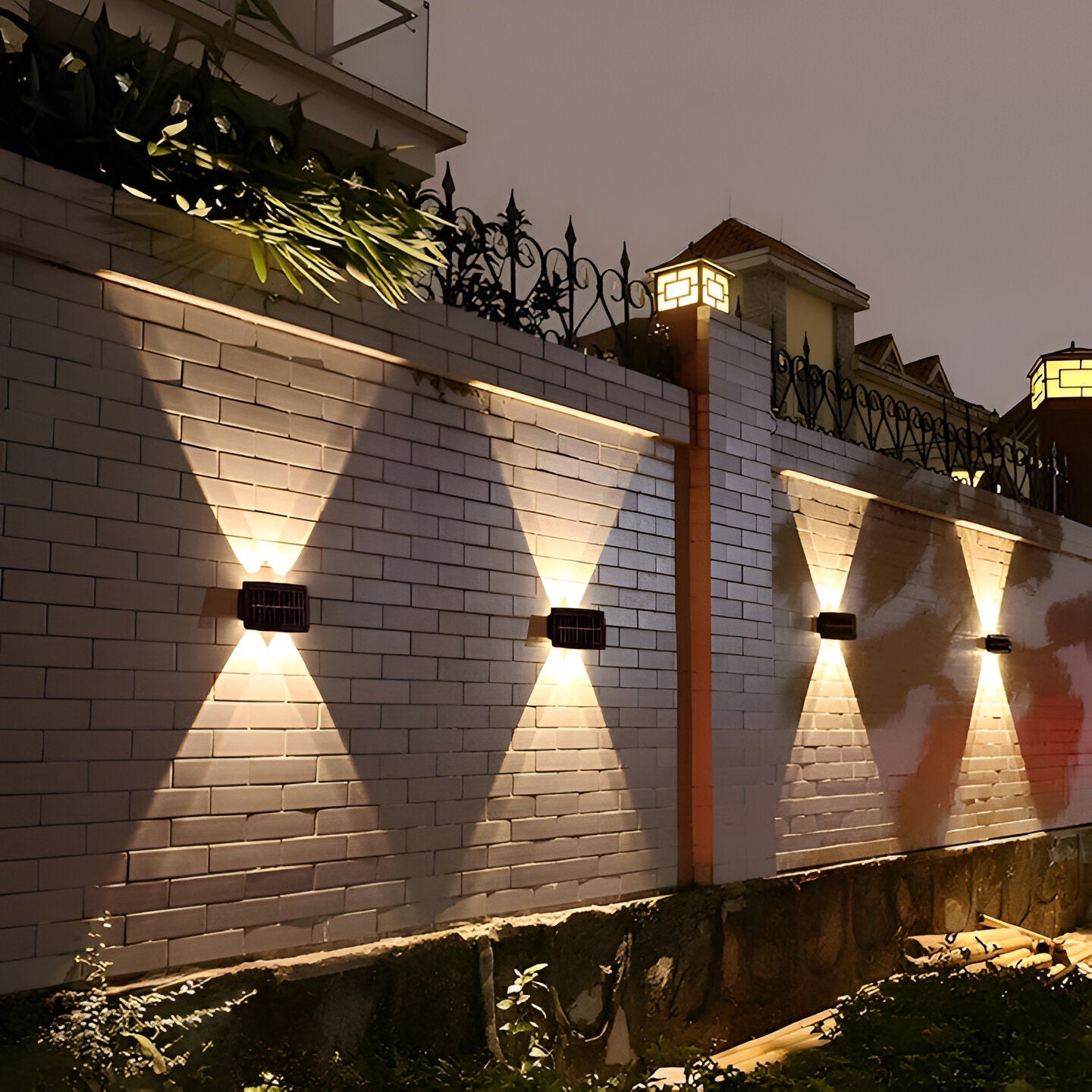 Auristia Wasserdichte LED Solar Wandlampe für Außen mit In- und Uplight für Schöne Außenbeleuchtung