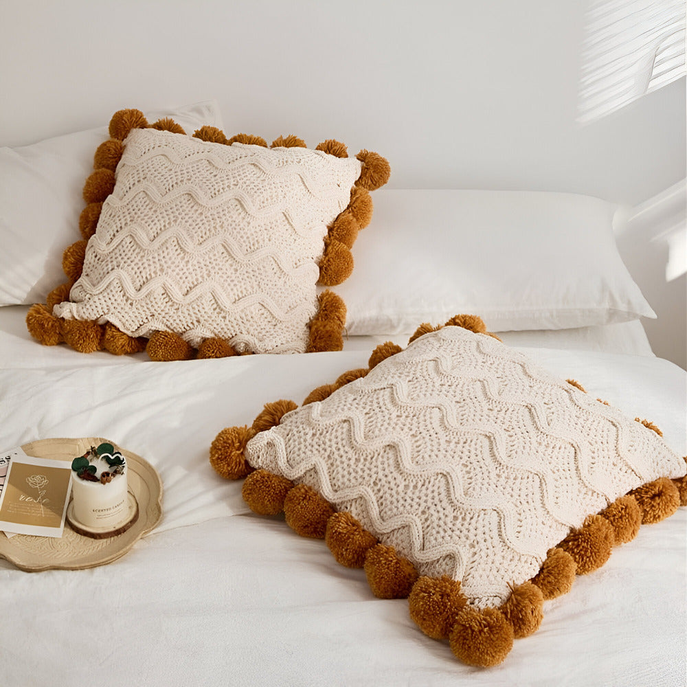 Domitia - Gemütliche gestrickte Kissenhülle mit Quasten im trendigen Boho-Stil