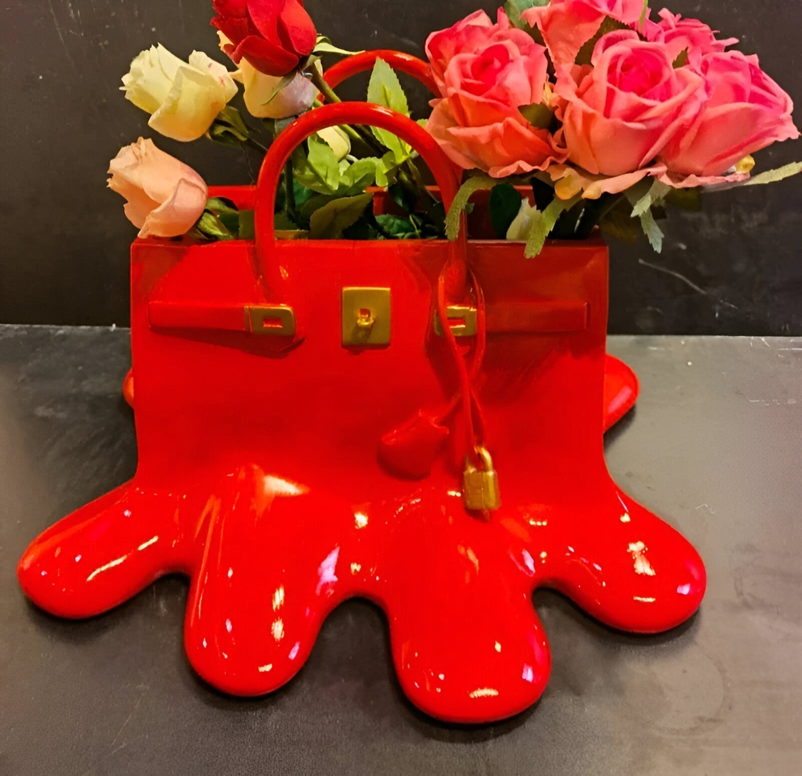 Melantha - Elegante Kunstharzvase mit Griffloch für einen stilvollen Look