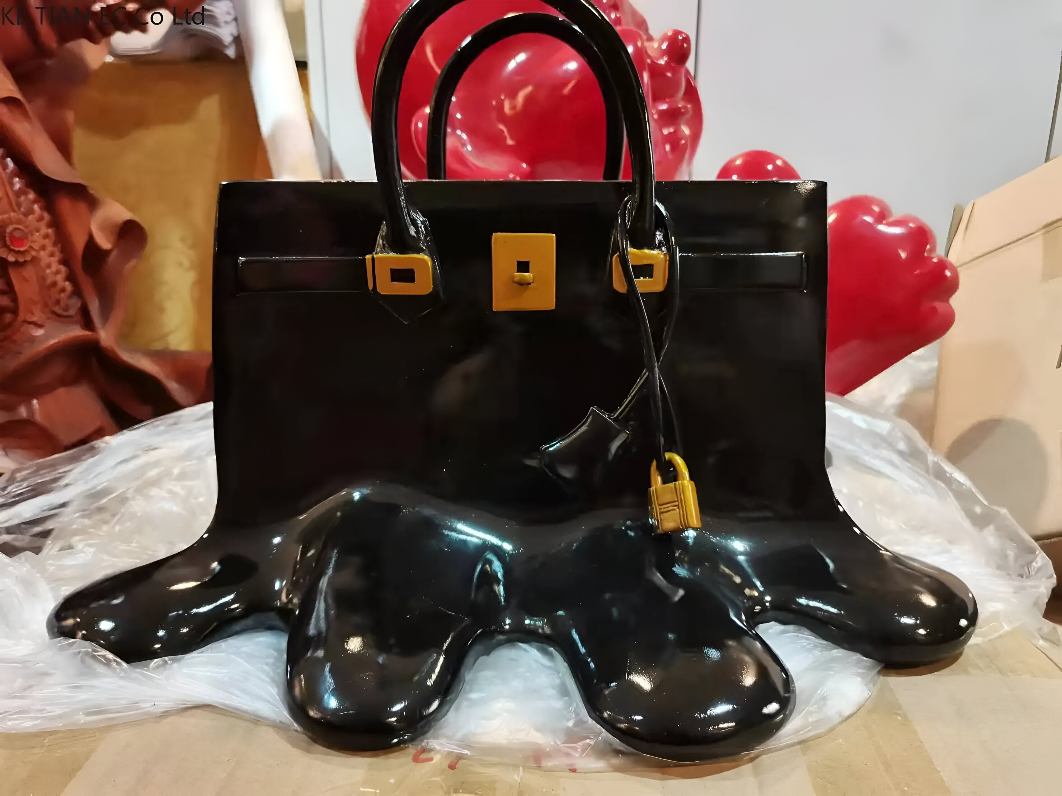 Melantha - Elegante Kunstharzvase mit Griffloch für einen stilvollen Look