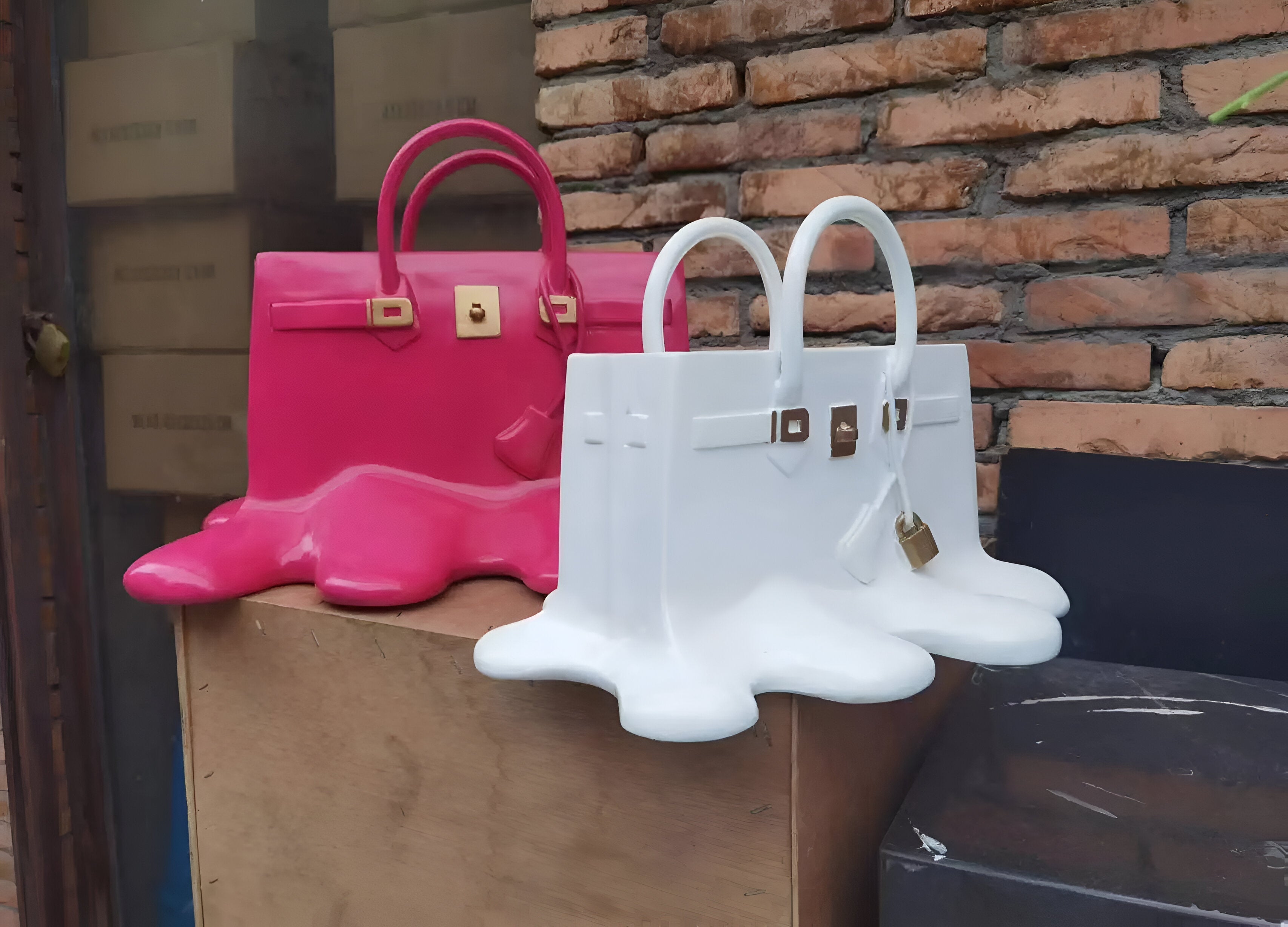 Melantha - Elegante Kunstharzvase mit Griffloch für einen stilvollen Look