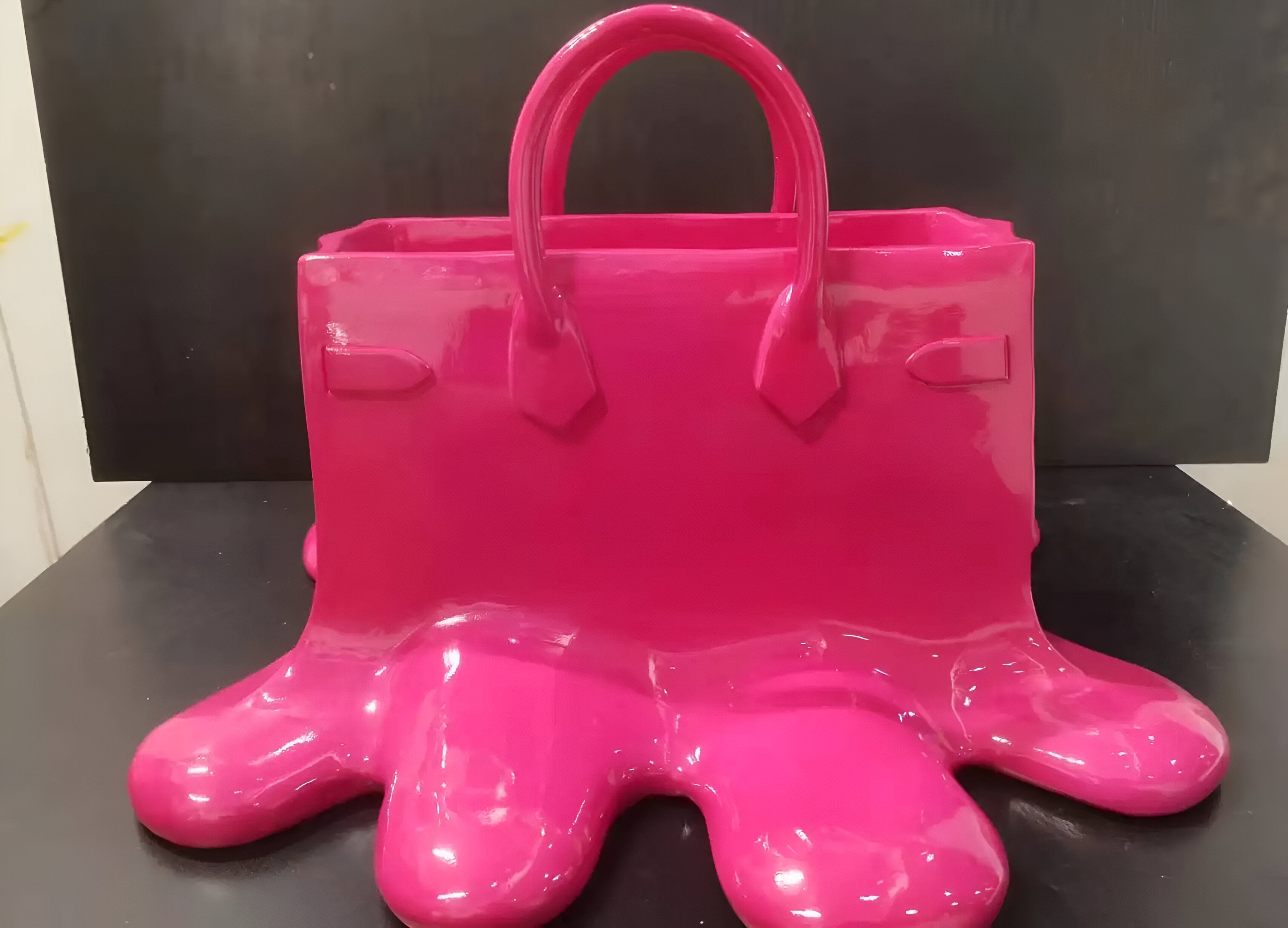 Melantha - Elegante Kunstharzvase mit Griffloch für einen stilvollen Look