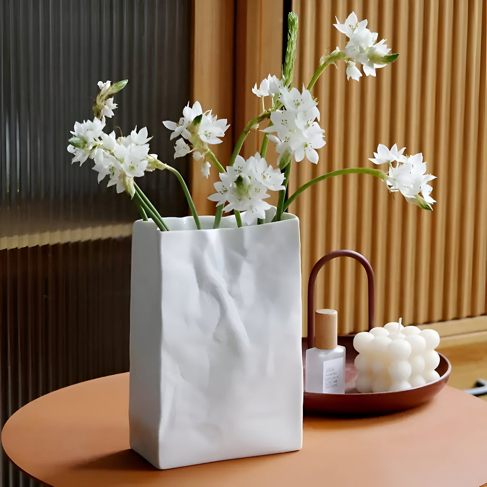 Caelora – Stilvolle moderne Keramikvase im trendigen Papierbeutel-Design