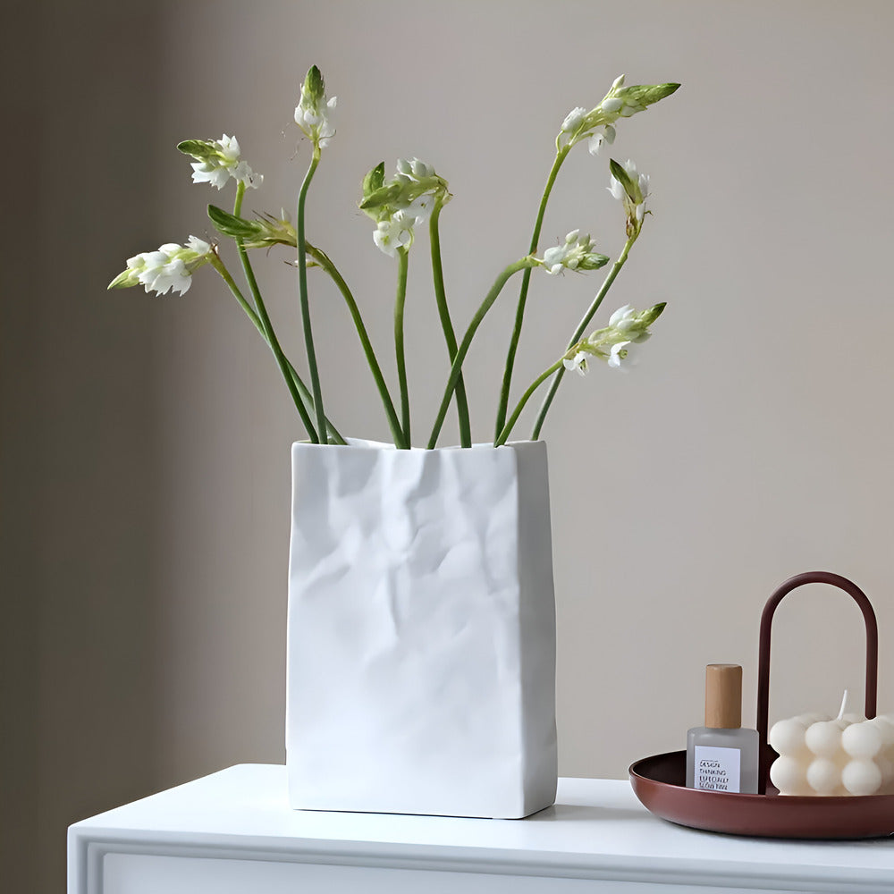 Caelora – Stilvolle moderne Keramikvase im trendigen Papierbeutel-Design