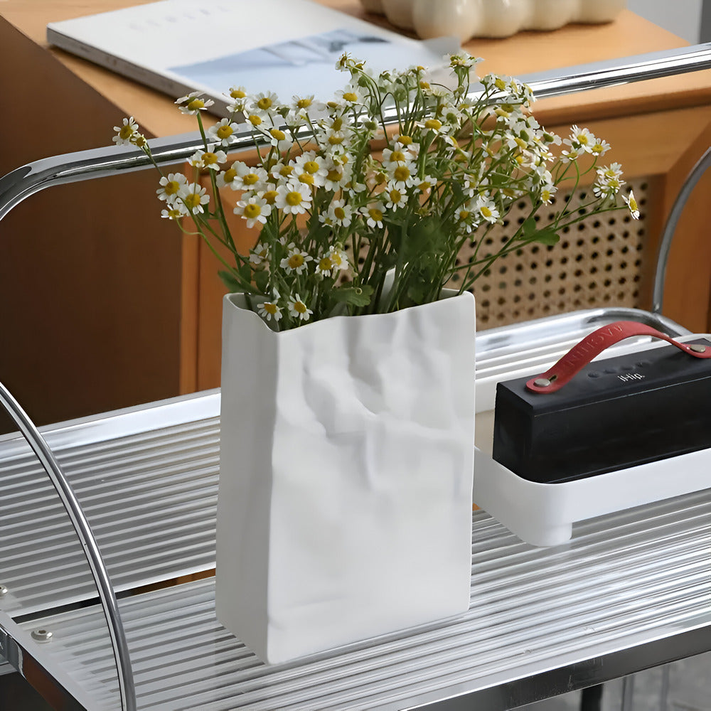 Caelora – Stilvolle moderne Keramikvase im trendigen Papierbeutel-Design