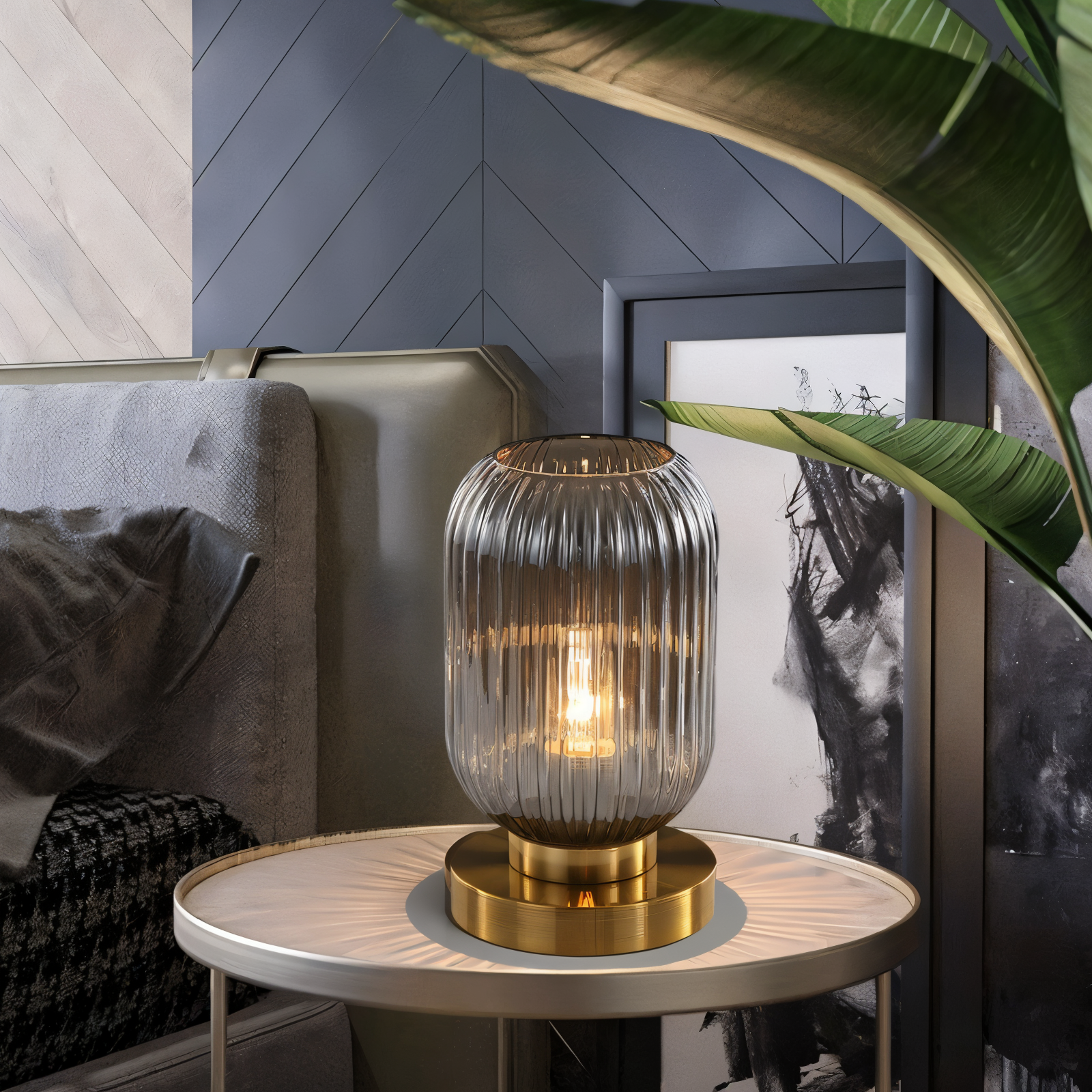 Oriantha - Elegante Nordische Tischlampe mit gebogenem geriffeltem Glas für stimmungsvolle Beleuchtung