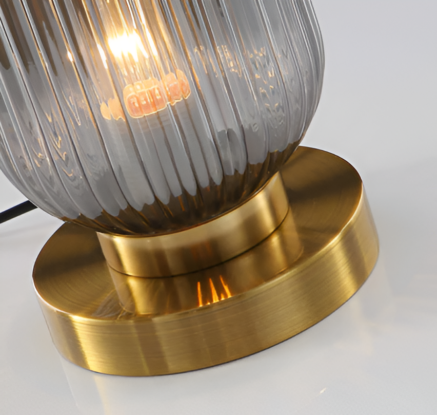 Oriantha - Elegante Nordische Tischlampe mit gebogenem geriffeltem Glas für stimmungsvolle Beleuchtung