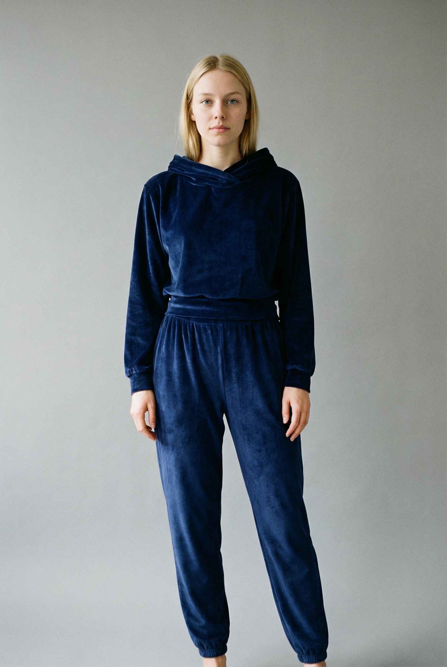 Blaues Set aus Polyester in Cord-Optik mit Kapuzenoberteil und weiter Hose