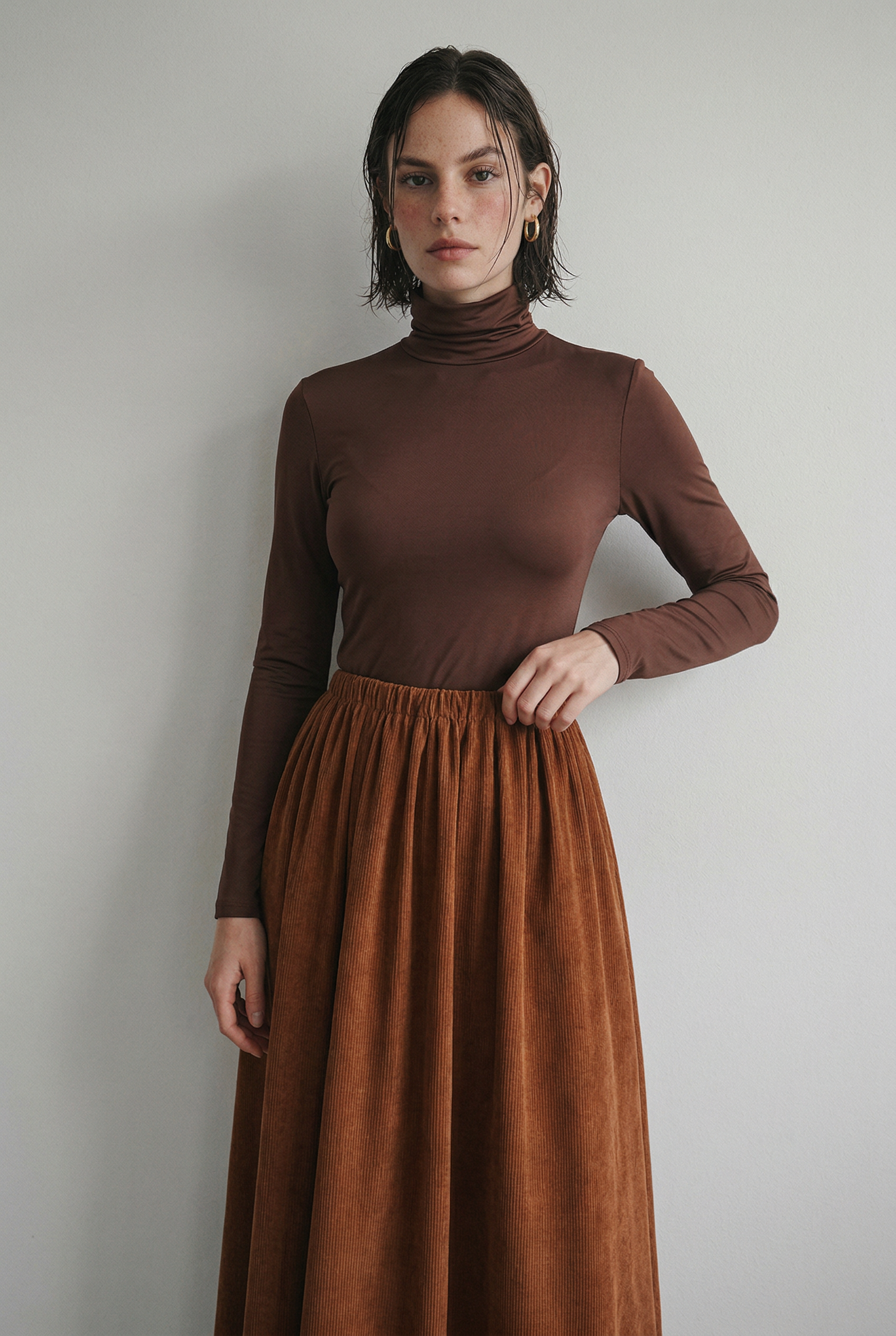 Dunkelbraunes Rollkragenoberteil und Cordrock-Set – Elegantes und gemütliches Ensemble
