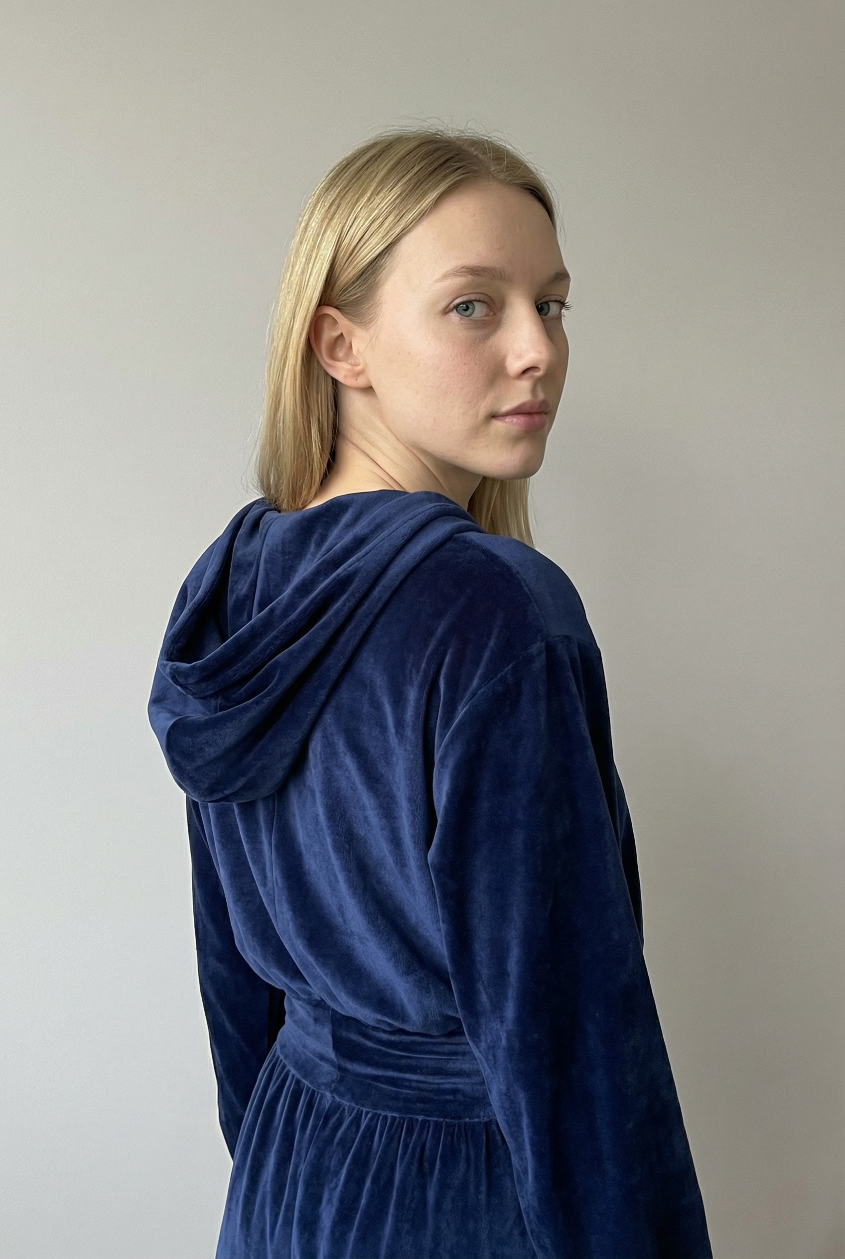 Blaues Set aus Polyester in Cord-Optik mit Kapuzenoberteil und weiter Hose