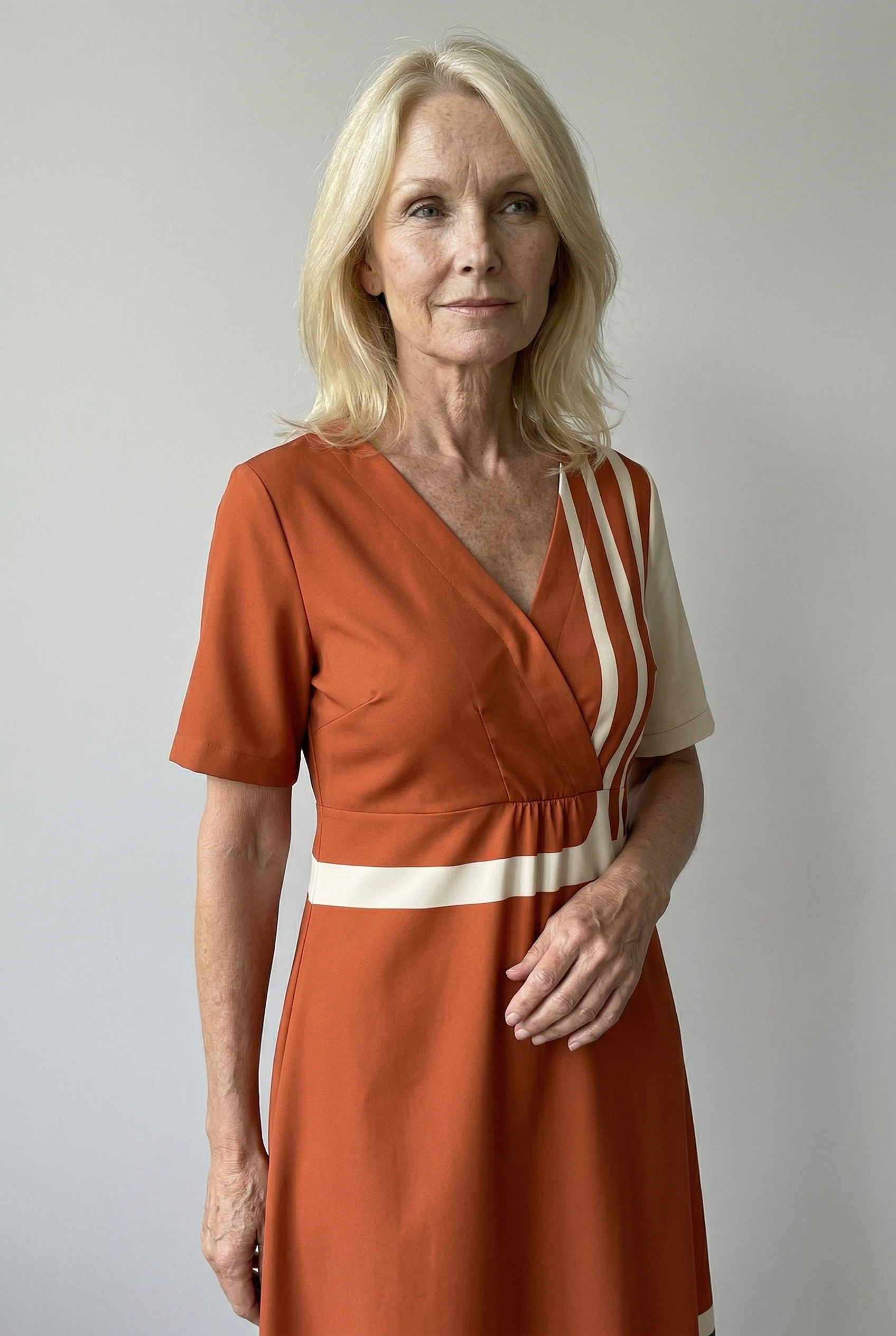 Elegantes terrakottakleid mit stilvollen grafischen Streifen Damen