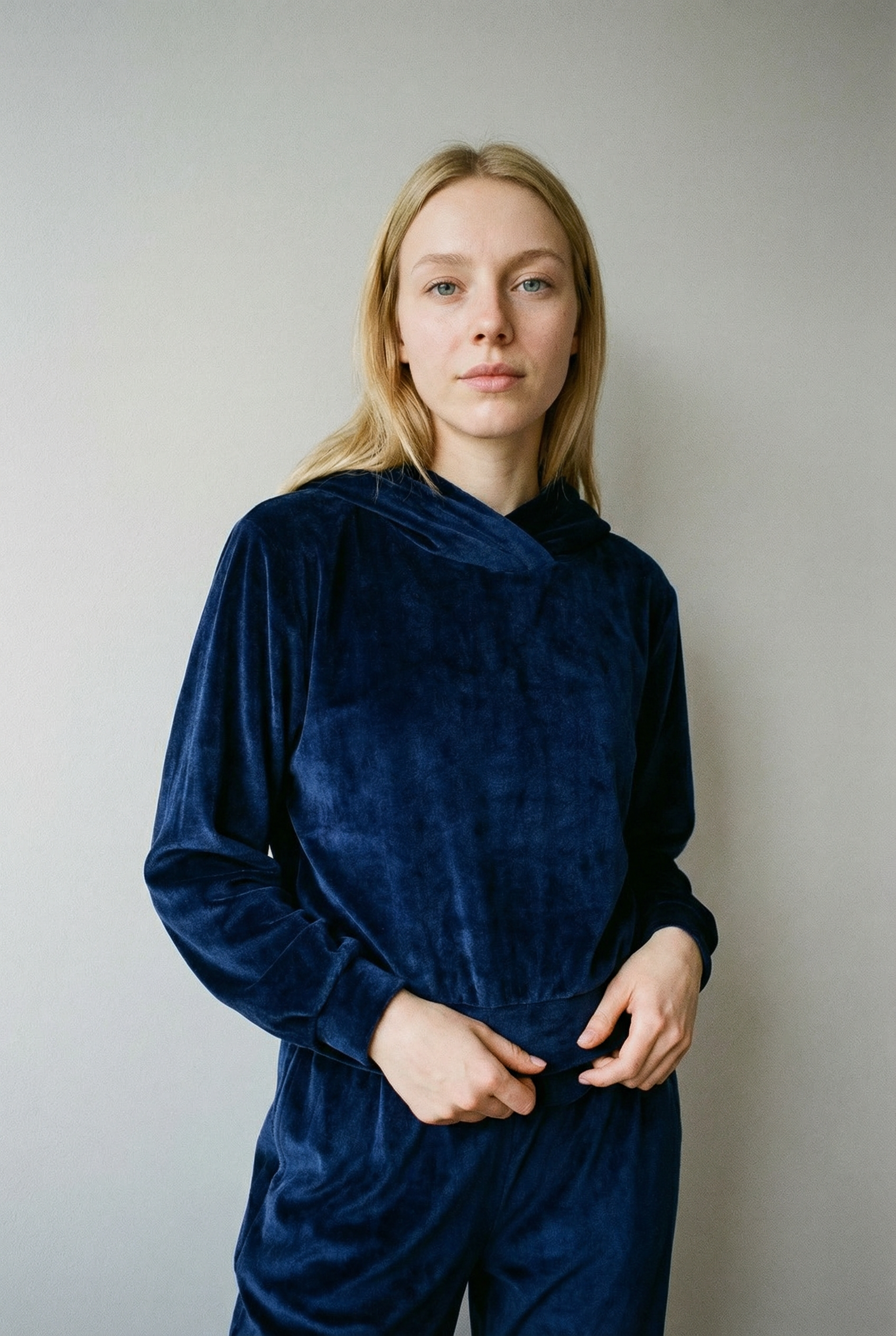 Blaues Set aus Polyester in Cord-Optik mit Kapuzenoberteil und weiter Hose