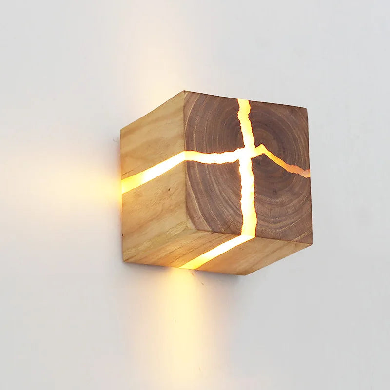 Wandlampe Würfel Craft aus Massivholz für elegante und rustikale Dekoration