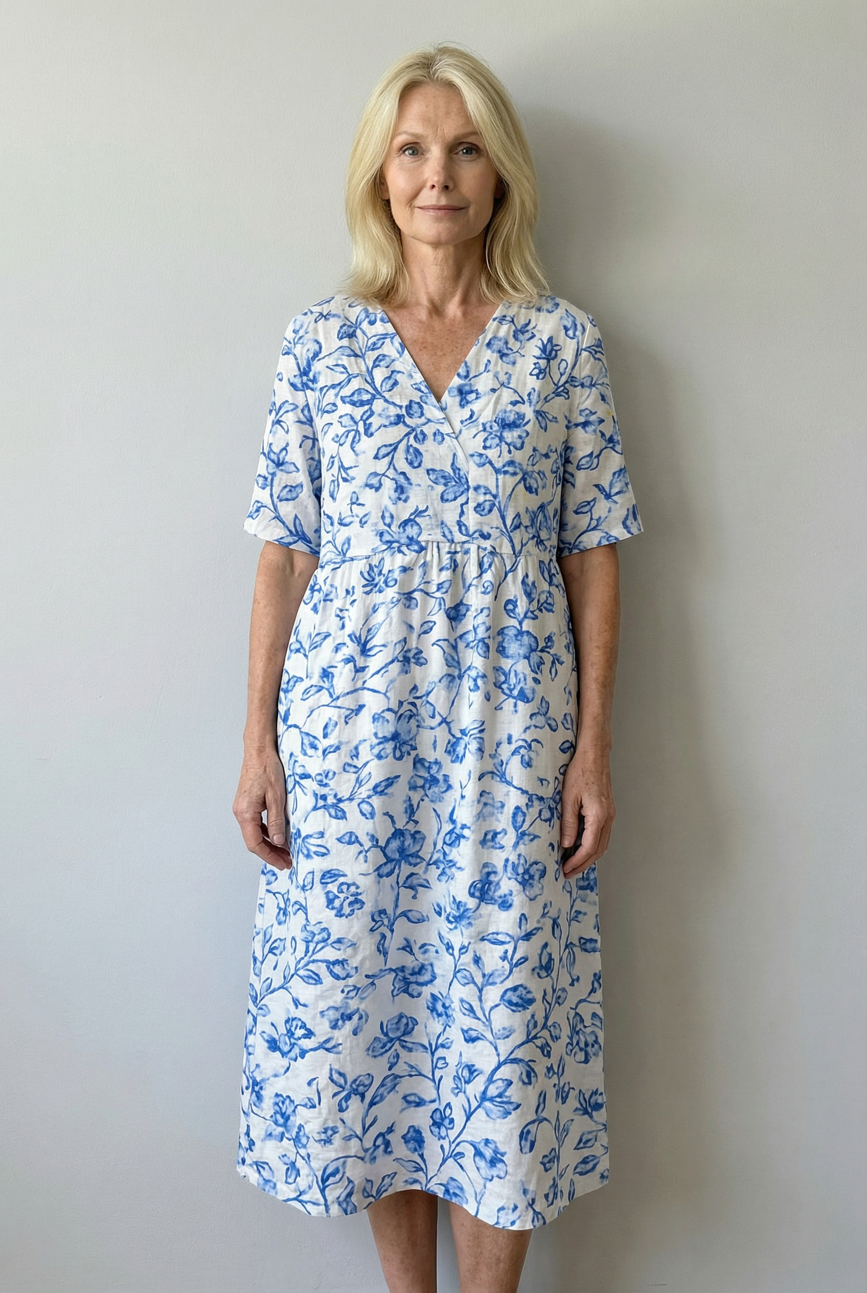 Léonie - Elegantes Vit Kleid mit Charmanten Blau Porzellanblumen Damen