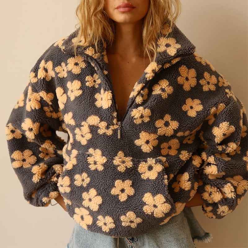 Masie Bloom Fleece mit zarten floralen Details