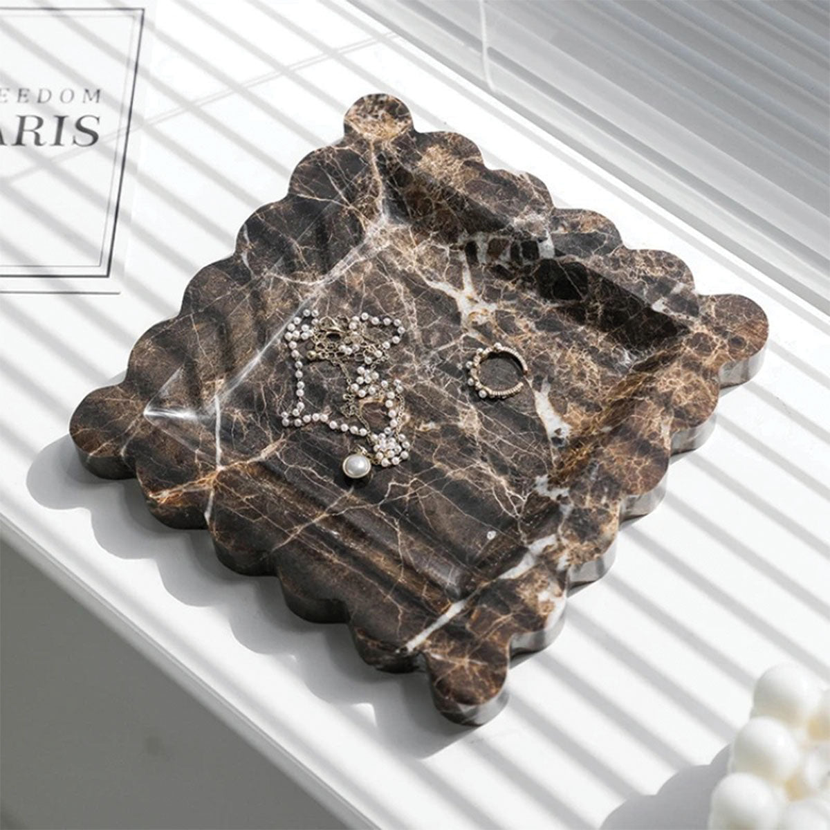 Elegant Marmorplatten mit gewellten Kanten – Anspruchsvolles Stein-Geschirr