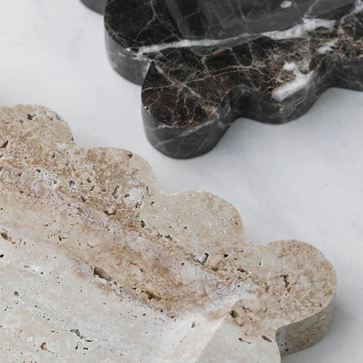 Elegant Marmorplatten mit gewellten Kanten – Anspruchsvolles Stein-Geschirr