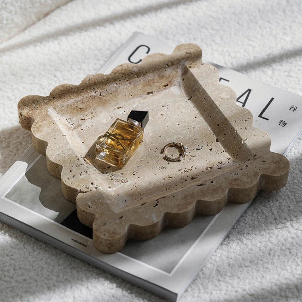 Elegant Marmorplatten mit gewellten Kanten – Anspruchsvolles Stein-Geschirr