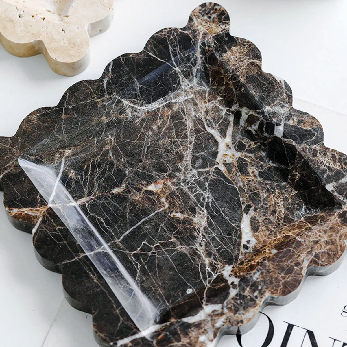 Elegant Marmorplatten mit gewellten Kanten – Anspruchsvolles Stein-Geschirr