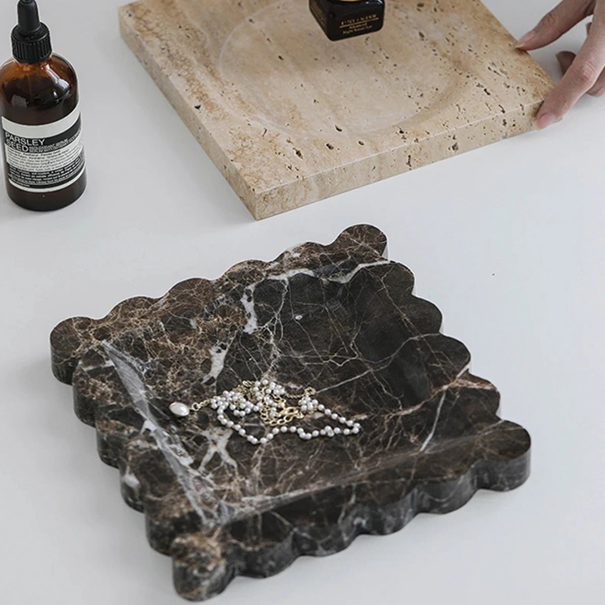 Elegant Marmorplatten mit gewellten Kanten – Anspruchsvolles Stein-Geschirr