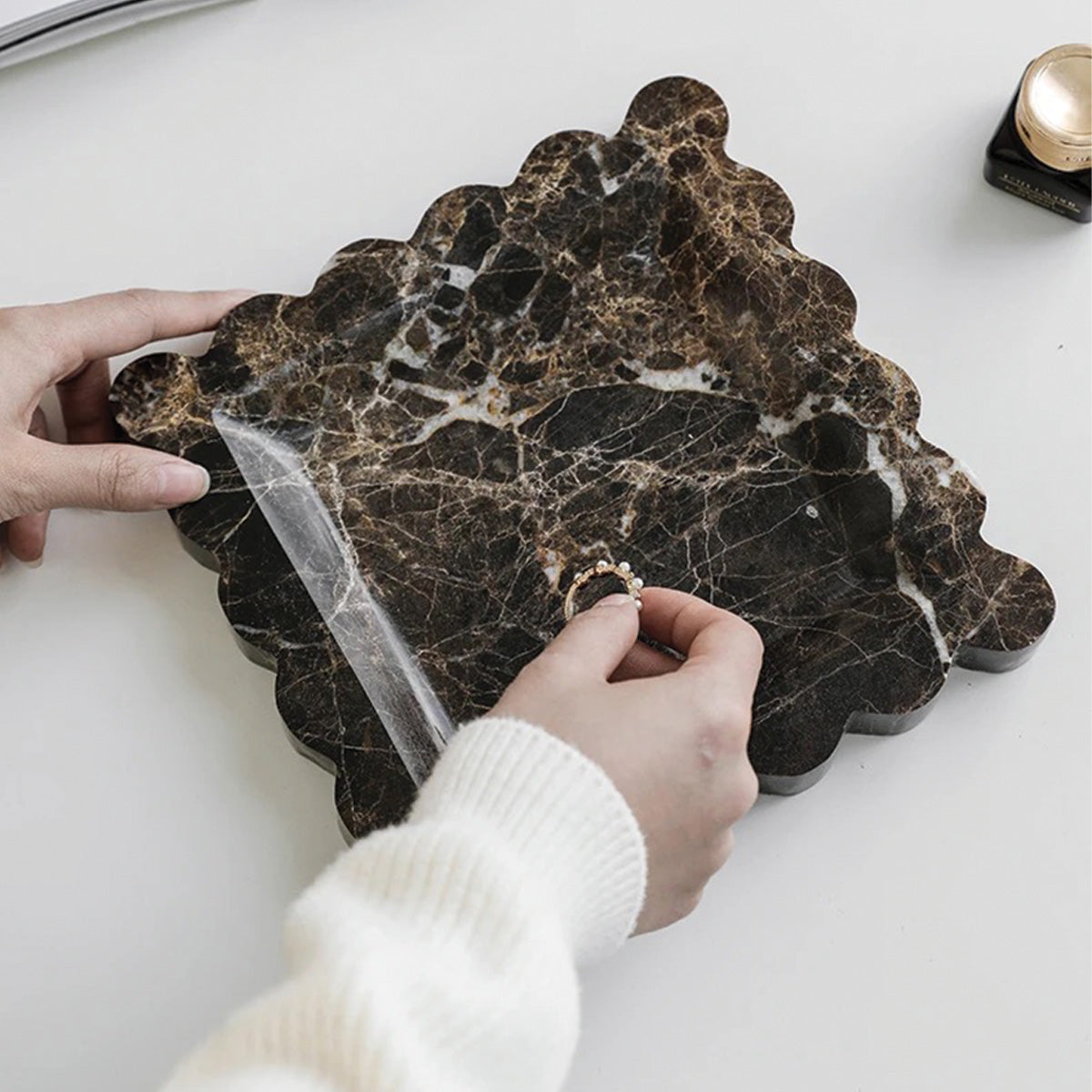 Elegant Marmorplatten mit gewellten Kanten – Anspruchsvolles Stein-Geschirr