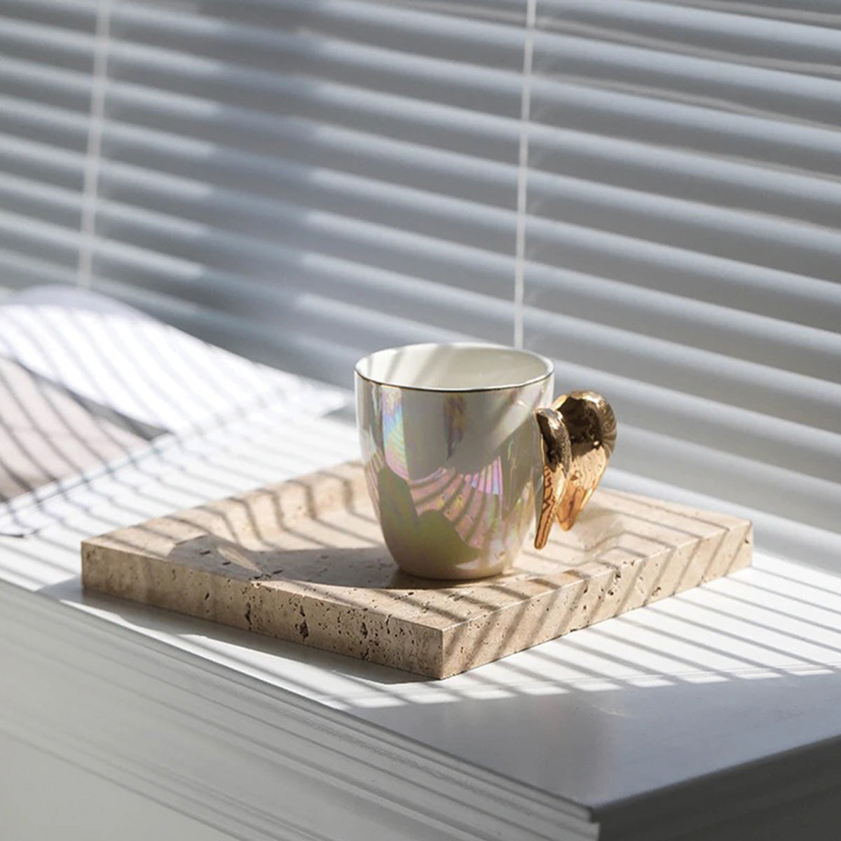 Elegant Marmorplatten mit gewellten Kanten – Anspruchsvolles Stein-Geschirr