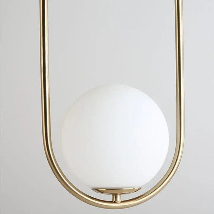 Elegante nordische Pendellampe mit goldenem Körper und Glas-Schirm, höhenverstellbar für eine edle Atmosphäre
