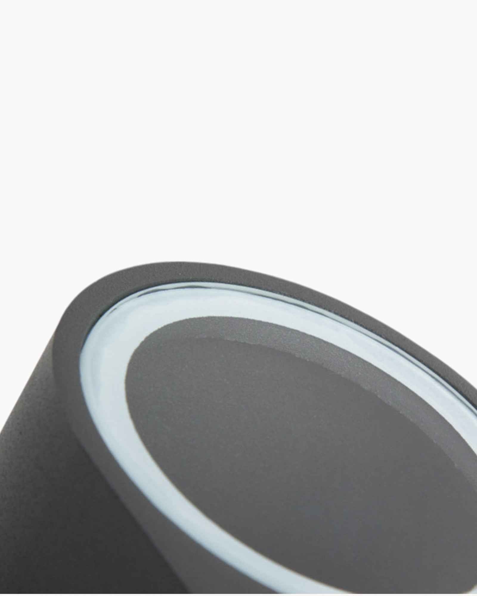 Minimalistische Wandleuchte aus Metall und Glas