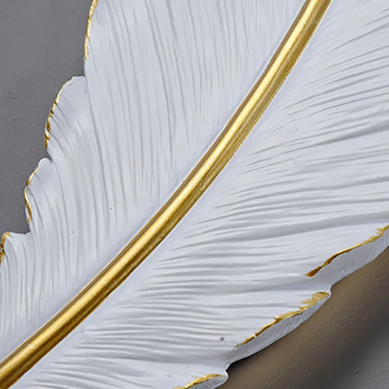 FederAura - Elegante Wandlampe aus weißen Federn für moderne Dekoration